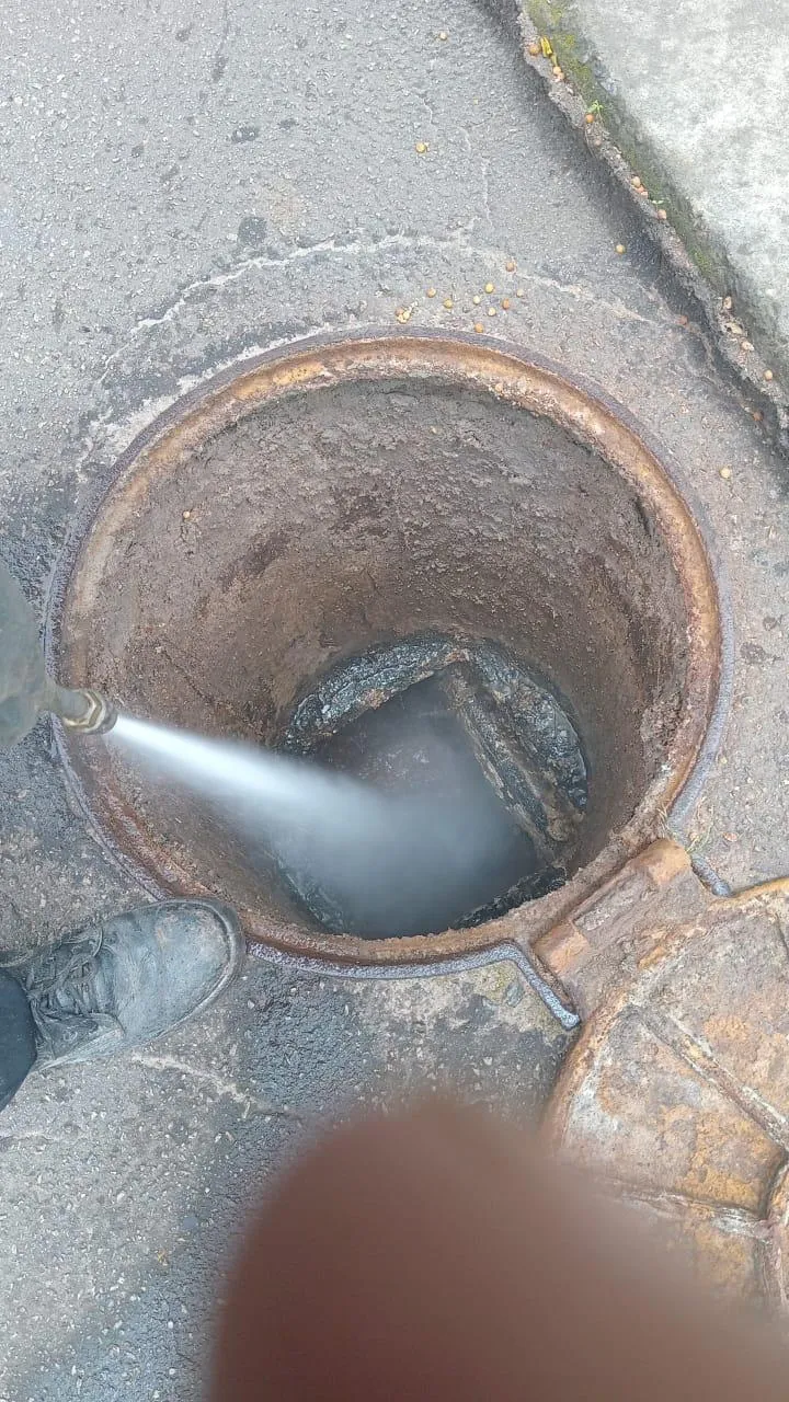 Limpeza de ralo externo com jato de alta pressão