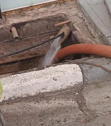 Caminhão de sucção realizando limpa fossa em Santo André