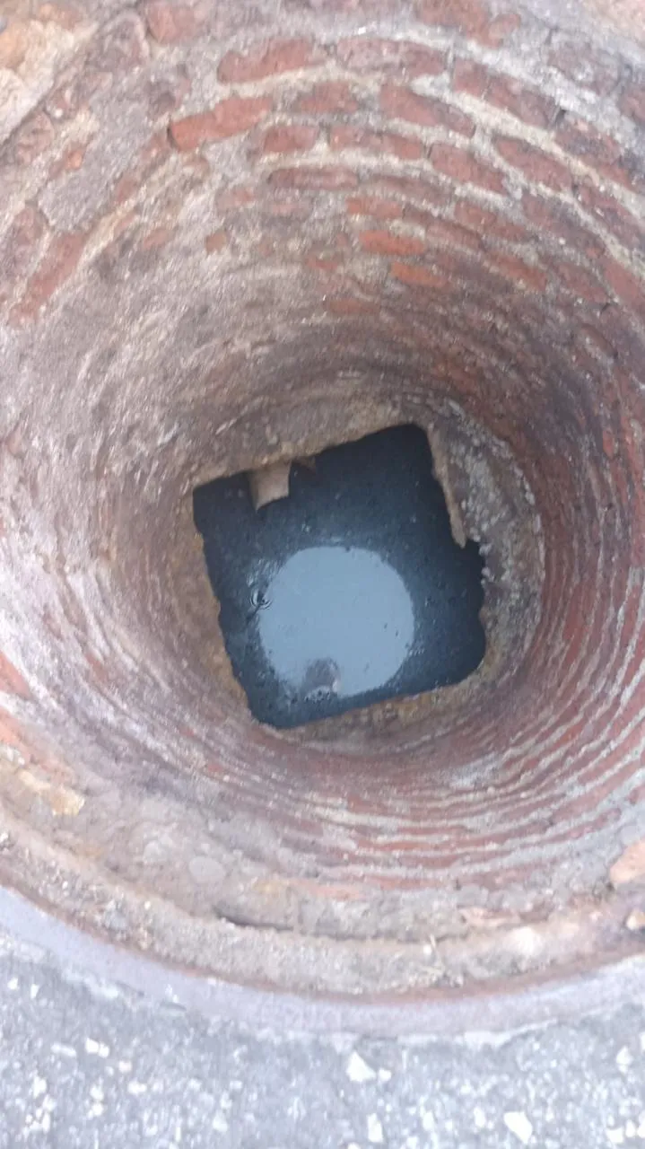 Interior de poço de fossa séptica antes da limpeza