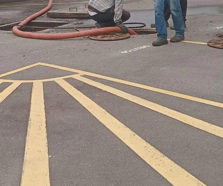 Desobstrução de rede de esgoto com equipamento profissional