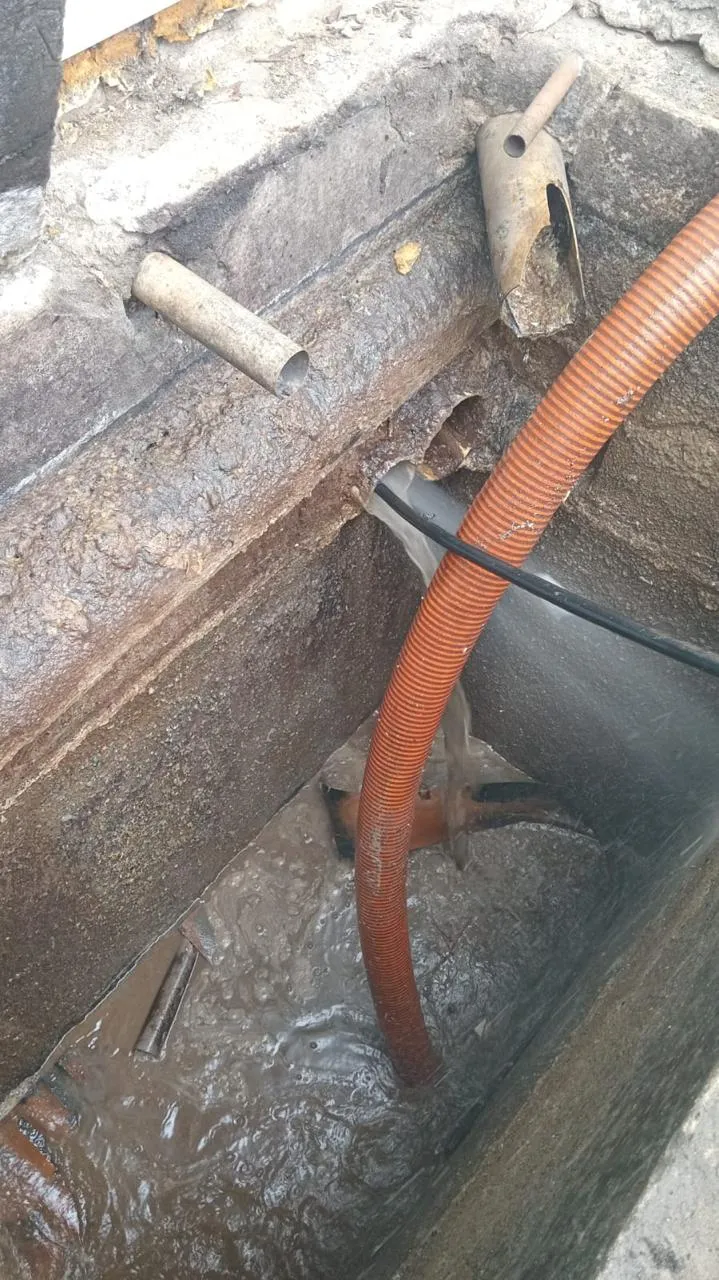 Detalhe de mangueira de hidrojateamento em tubulação